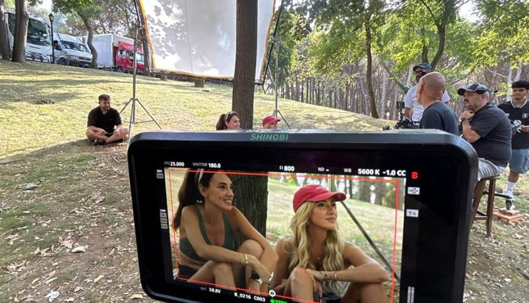 Hadise kamera arkasından olay pozları paylaştı