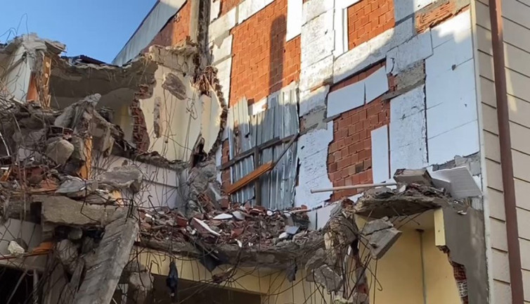 İstanbul’da faciadan dönüldü! 4 katlı binanın yıkımı sırasında…