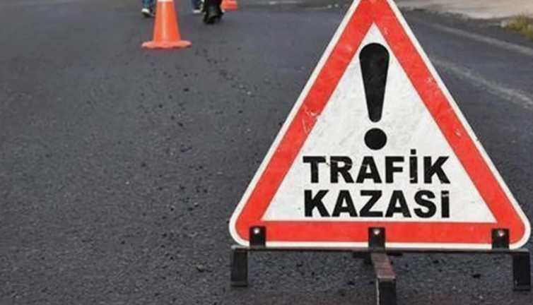 Motosiklet hafif ticari araca çarptı