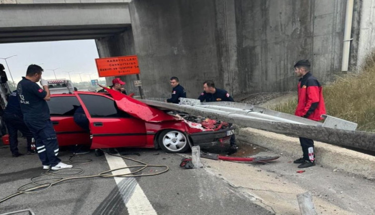 Otomobil bariyere çarptı:1 yaralı