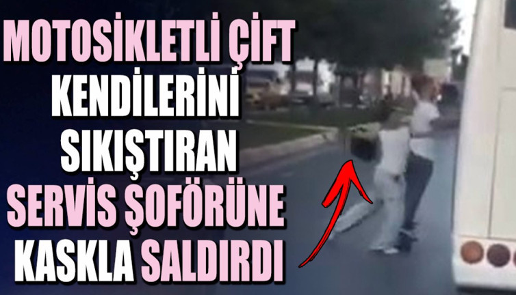 Motosikletli çift kendilerini sıkıştıran servis şoförüne kaskla saldırdı