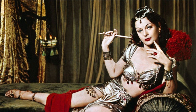 Sinemanın çıplak mucidi. Bir elinde bin marifet