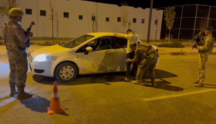 Huzur uygulamasında 52 gözaltı