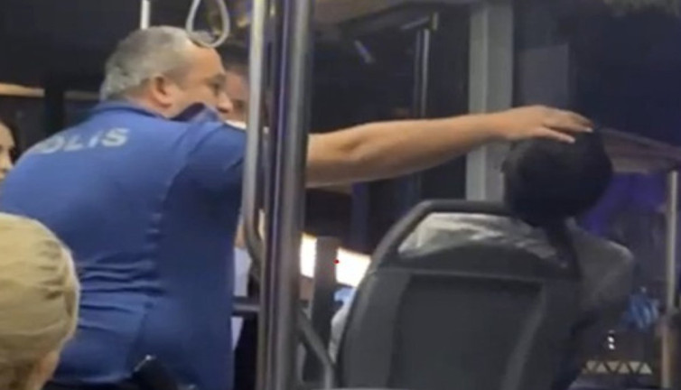 İzmit’te otobüste sızan yolcuyu polis “Otel parası alacağız” diyerek uyandırdı