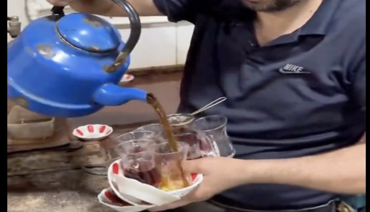 Çaycının çay doldururken yaptığı şovu görenleri şaşırttı