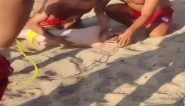 İstanbul Arnavutköy'de boğulma tehlikesi geçiren çocuk bakın nasıl kurtarıldı