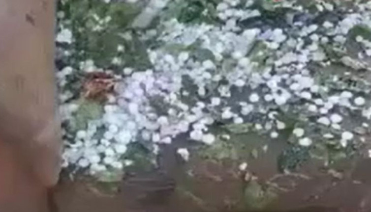 Bilecik'te ceviz büyüklüğünde dolu yağdı