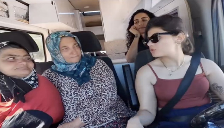Karavanı otobüs sanan teyzelerle gezginin gülümseten sohbeti