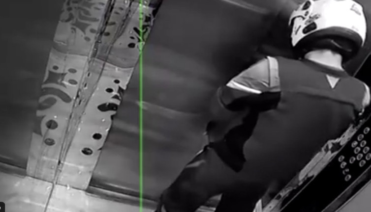 Kurye tuvaletini yaptığı asansörde mahsur kaldı