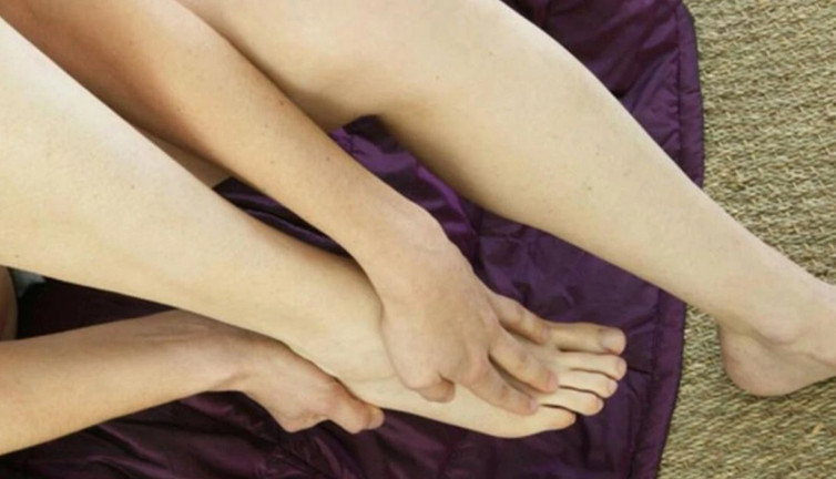 El ve ayaklarda ani mavi-mor renk değişimleri nelerin habercisi? Uzmanlar ve bilim bakın ne diyor