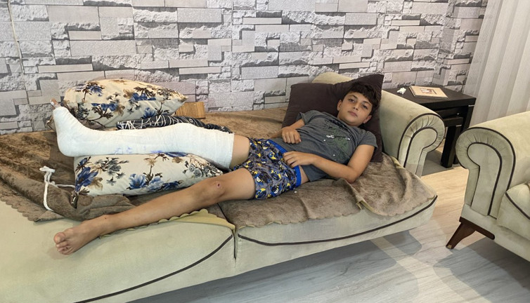 Futbolcu olma hayali kuran çocuk köpeklerden kaçarken bacağını kırdı