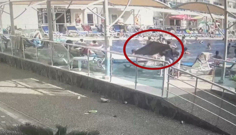 Antalya Alanya'da havuz kenarında güneşlenirken kadının başına düştü