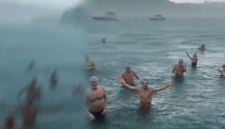 İstanbullular sağanak yağmurda denize girdi