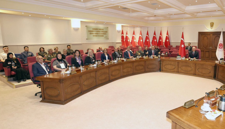 Bakanı Güler Karabağ şehitlerinin ailelerini ağırladı