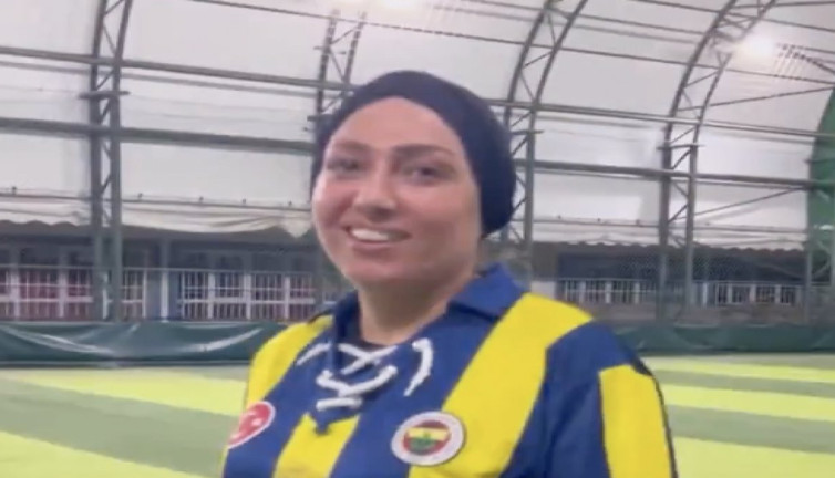 Halı saha maçı için oğlunun kramponlarını alan anne