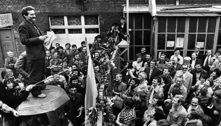 Polonya'da komünizmin sonu: Solidarnosc Hareketi ve Ilımlı Devrim