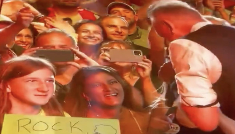 Ünlü şarkıcı konserde ‘Taş, kağıt, makas’ düellosunu kaybetti