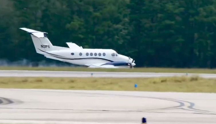 İniş takımı kırılan uçak metrelerce sürüklendi