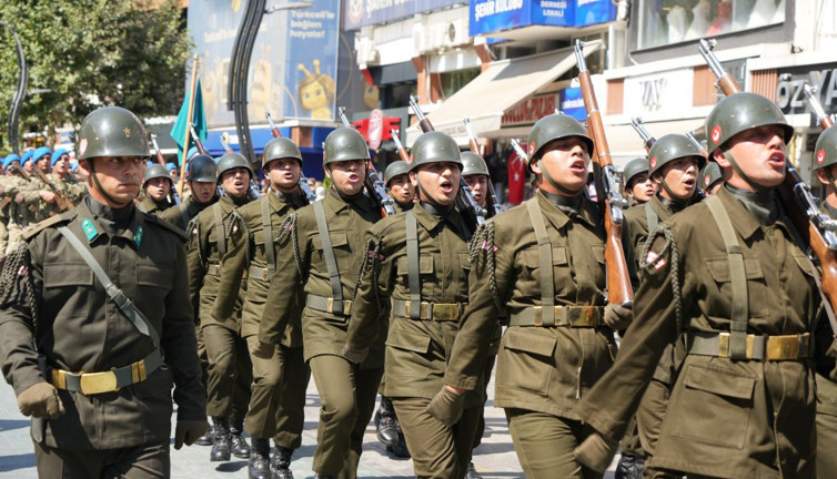 Bolu'da komandolar ayak sesleri ve marşlarla caddeyi inletti