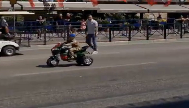 Asker üniformalı minik çocuk yürekleri eritti