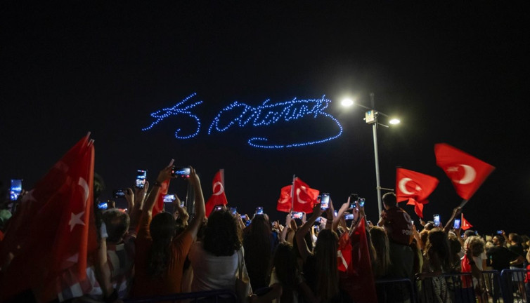 Gökyüzüne 500 dronla ATATÜRK'ün imzasını attılar