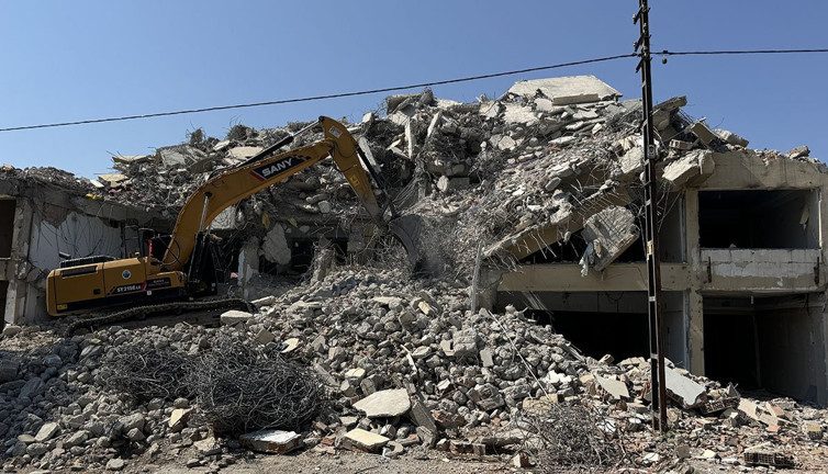Kahramanmaraş'ta ağır hasarlı binaların yıkımı sürüyor (01 Eylül 2024)