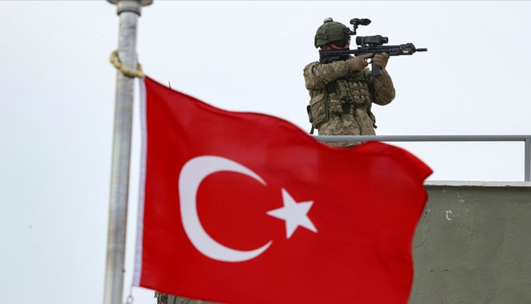 Sınırlardan geçmeye çalışan 3'ü terör örgütü üyesi 20 kişi yakalandı