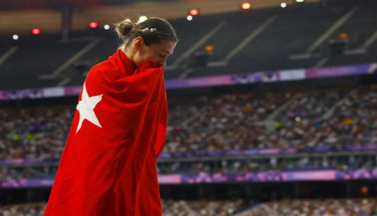 Aysel Önder'den gümüş madalya. Hem dünya hem olimpiyat rekoru kırmıştı