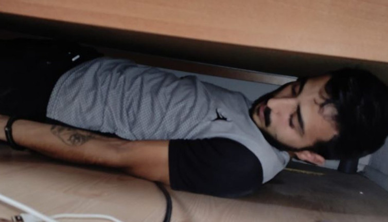 Aldığı nefes şüpheliyi ranzanın altına yakalattı. 30 yıl hapisle aranıyordu