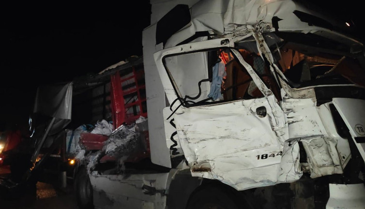 Emniyet şeridindeki yolcu otobüsüne TIR çarptı: 1 yaralı