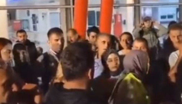 Erzurum Havalimanı'nda yolcuların sabrı taştı! Saatlerdir bekletiliyorlar