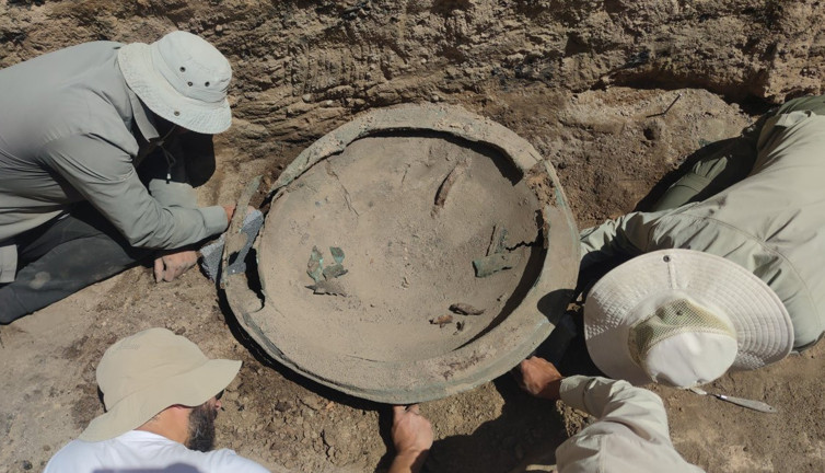 2 bin 700 yıllık bronz kalkan bulundu