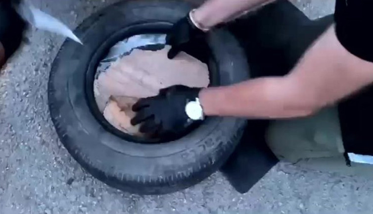 Otomobilin yedek lastiğinden uyuşturucu madde çıktı