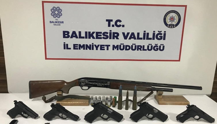 Bandırma'da çok sayıda ruhsatsız silah ele geçirildi