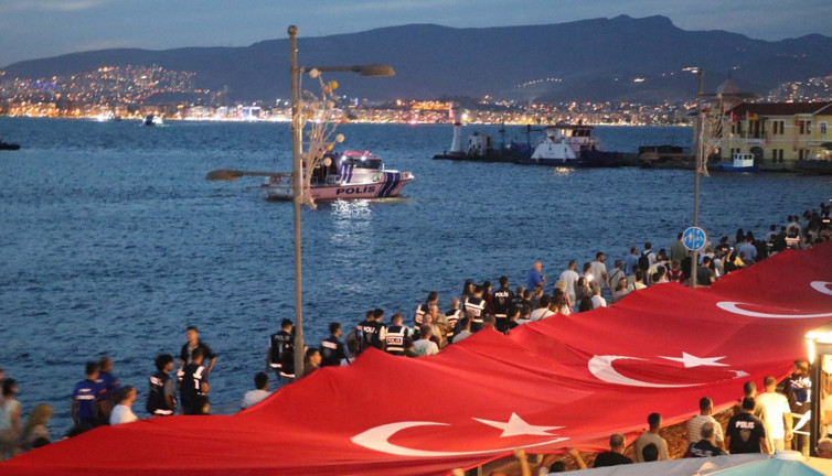 İzmir'de 350 metrelik Atatürk Posteri ile 'Zafer Yürüyüşü'