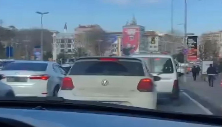 Taksi şoförü trafik ışıklarında uyuya kaldı. Müşteriyi beni uyandır diye tembihledi