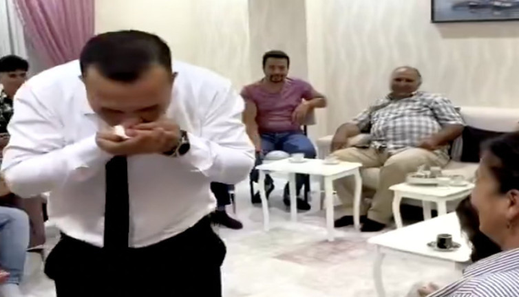 Damadın kahvesine ne bulursa attı