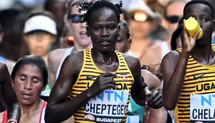 Ünlü sporcu eski sevgilisini benzin döküp yaktı