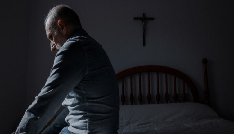 Baba olmak için rahipliği bıraktı. Dua eden kadına tutuldu