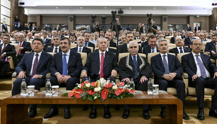 AYM Başkanı, Erdoğan salondayken konuştu: Bir gün mizan kurulur, hesabı bizden sorulur