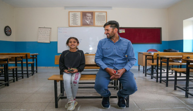 Bu okulda 3 yıldır tek bir öğrenci var. 9 yaşındaki Hasret artık sınıf arkadaşı istiyor