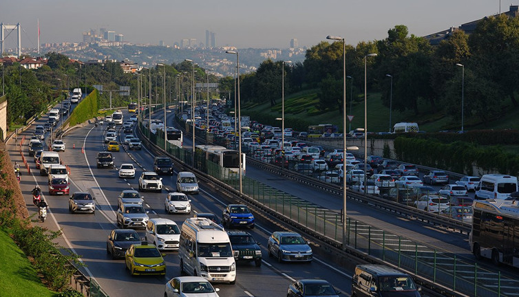 İstanbul trafiğinde Cuma çilesi
