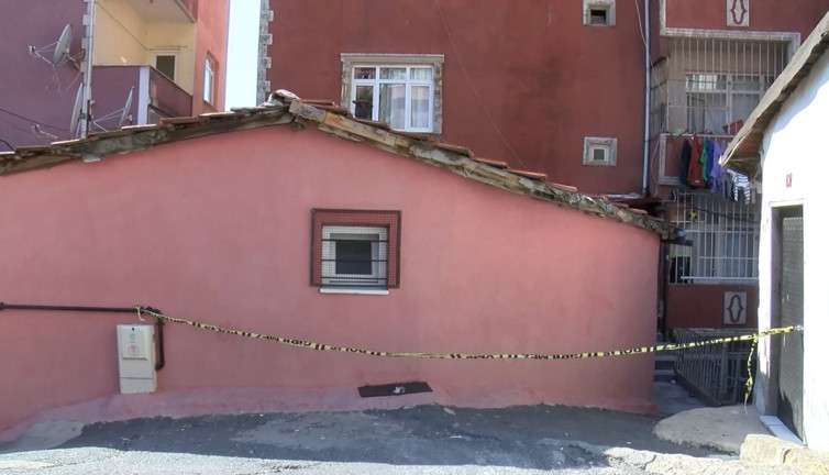 Annesini öldürüp cesediyle iki gün yaşadı. Linçten polis kurtardı