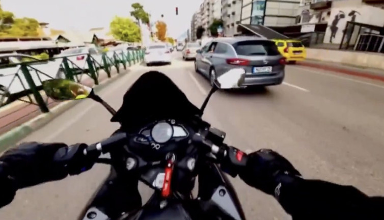 Sevgilisine kask takmadı polis uyardı: "Onu sevmiyin mi?"