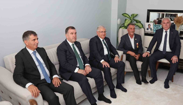 Bakan Güler gazi ve ailesiyle evinde bir araya geldi