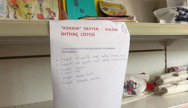 Yalova'da bir kırtasiyeci 'askıda defter kalem' uygulaması başlattı