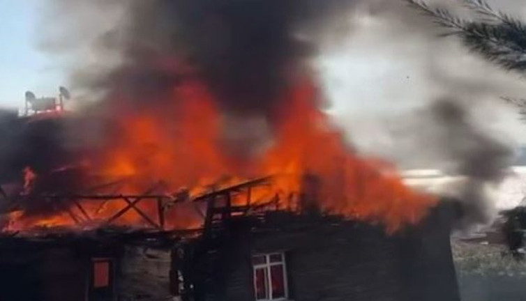 Beyoğlu Sanatkarlar Caddesi'nde ahşap bina yangını