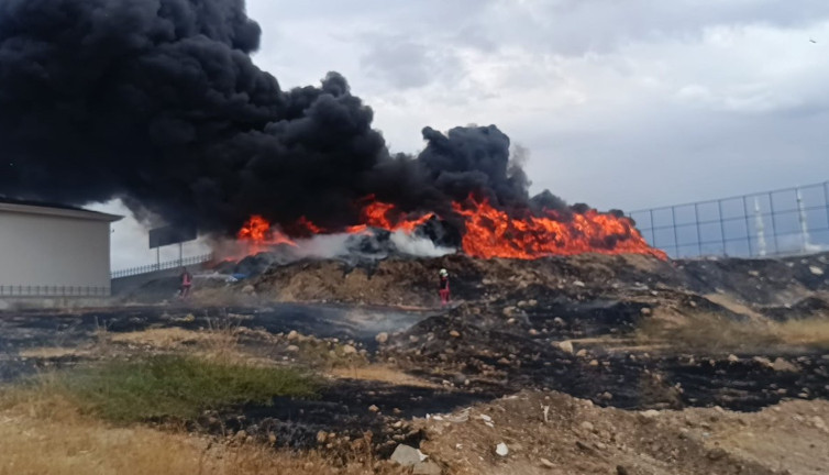 Gökyüzünü kara duman kapladı