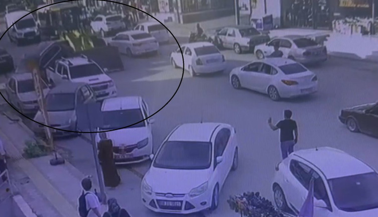 Hatay'da iş makinesi operatörü 4 aracı biçti arkasına bakmadan kaçtı