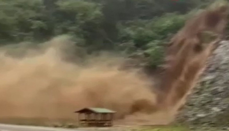 Trabzon’da taşan dere coştu